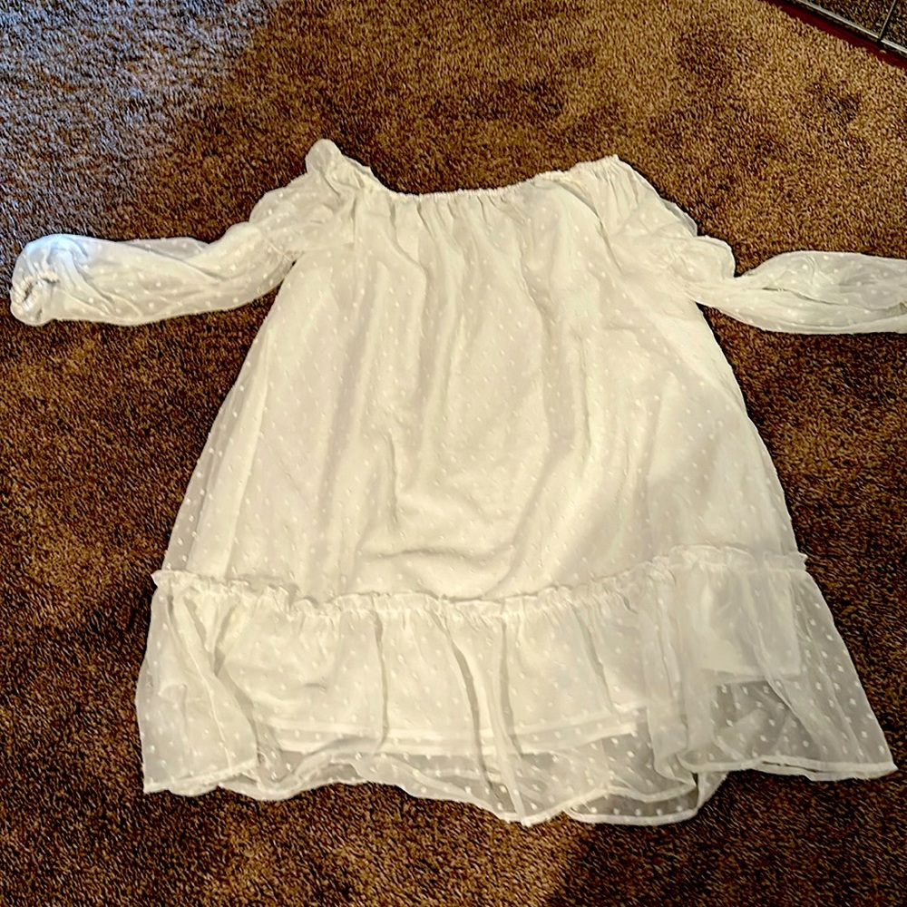 This a light summer dress size medium and it was never worn .